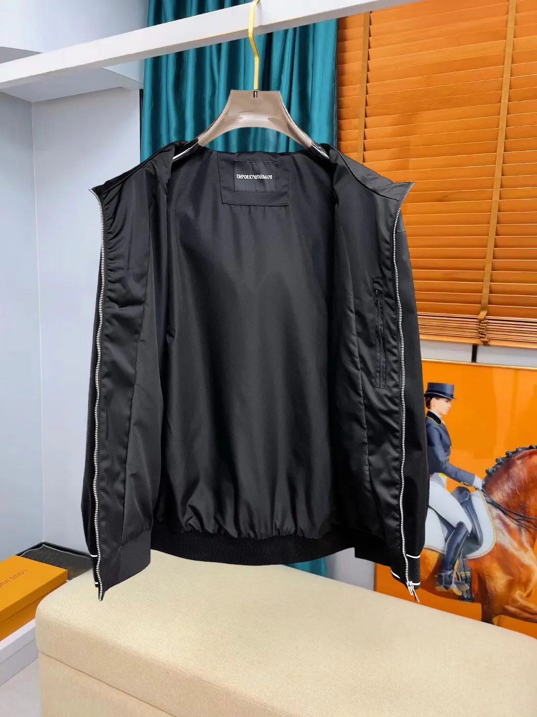 Armani official website Same Style, complete with three labels, on sale in advance. 2026 Autumn and Winter New Arrival men's jacket, Original with complete three labels, Premium version. Custom-made fabrics at the counter. Breathable, high comfort, impeccable details, brand element design concept, reflecting high quality. It feels delicate and soft, presents a casual cut, and has a great upper body shape. Sizes: M～3XL,